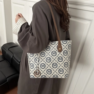 Sac cabas classique à monogramme avec lanières en cuir marron et pendentif à l'épaule