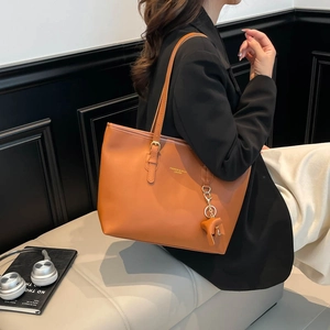 Sac cabas en cuir marron avec plusieurs compartiments et breloque éléphant pour femme