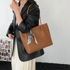 Sac fourre-tout marron texturé avec foulard en soie décoratif sur la bandoulière