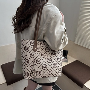 Sac cabas minimaliste avec imprimé losanges et anses en cuir pour le trajet quotidien