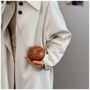 Détail du mini sac bandoulière rond en forme de basket avec chaîne dorée et texture cuir