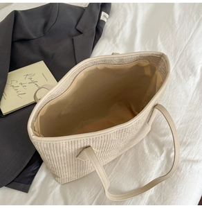 Gros plan du sac fourre-tout minimaliste montrant la grande ouverture et la texture plissée