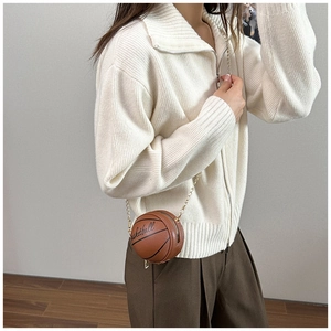 Vista detallada de un mini bolso de cadena de baloncesto marrón con textura de cuero