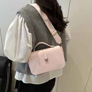 Borsa a tracolla minimalista rosa chiaro in pelle con manico e ampia tracolla in tessuto