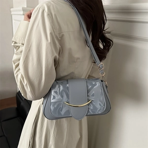 Sac à bandoulière gris-bleu minimaliste avec motif géométrique et boucle dorée