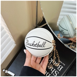 Vue détaillée du sac basket blanc en cuir PU avec chaîne dorée et fermeture éclair