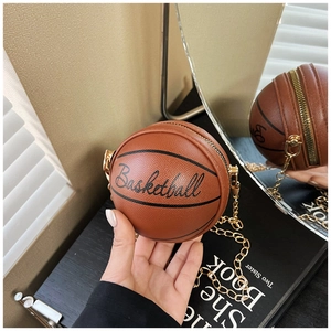 Détail d'un mini sac basket avec motif litchi marron et fermeture éclair dorée