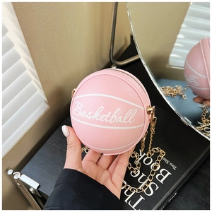 Détail du mini sac rose en forme de basket avec bandoulière chaîne et texture grainée