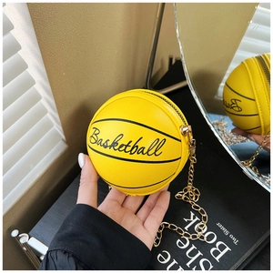 Détails du mini sac basket jaune avec surface texturée et bandoulière chaîne dorée