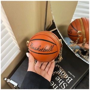 Détails du sac chaîne en forme de basket avec cuir texturé et finitions dorées chic