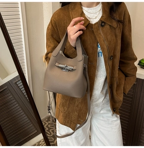 Détail du sac seau en cuir grainé gris éléphant avec fermoir métallique élégant
