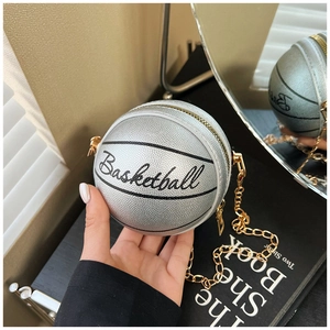 Détail du sac bandoulière argenté en forme de basket avec chaîne dorée chic