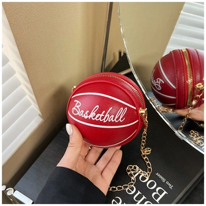 Détail d'un mini sac basket rouge avec texture grainée et bandoulière chaîne dorée