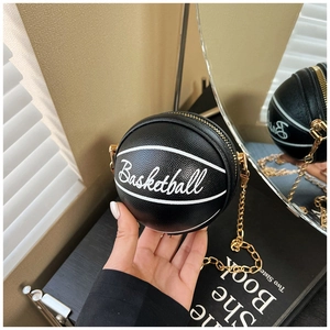 Détail du sac bandoulière créatif en forme de ballon avec chaîne dorée et texture