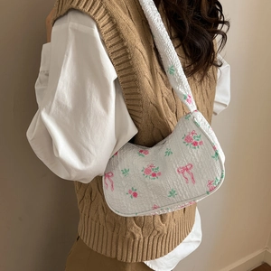 Sac à bandoulière à fleurs avec roses roses porté par un mannequin pour un look frais
