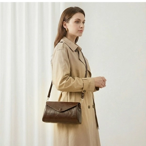 Sac bandoulière élégant en similicuir marron avec rabat enveloppe et détails dorés