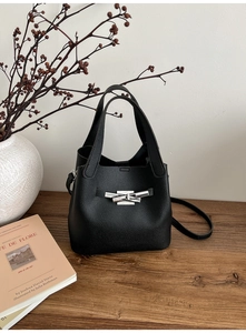 Détail du sac seau noir grainé avec fermoir en bambou argenté et double poignée élégante