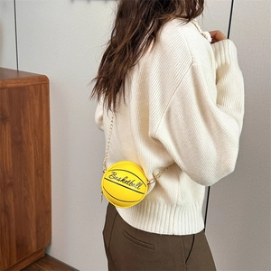 Sac à bandoulière original en forme de basket jaune avec chaîne dorée sur mannequin