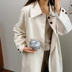 Mini sac bandoulière argenté en forme de basket avec chaîne dorée et fermeture éclair