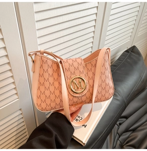 Detail der rosa Schultertasche mit durchgehendem M-Monogramm-Print und goldener Metallschnalle