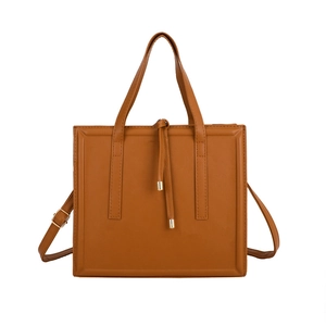 Sac fourre-tout carré marron caramel avec pompons et bandoulière réglable pour femme