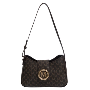 Retro Schultertasche mit braunem Monogramm-Print und goldener M-Schnalle auf weißem Grund