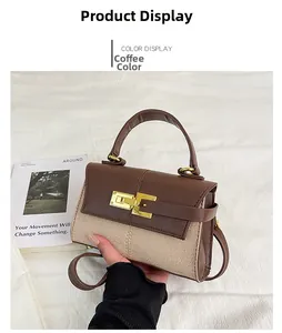 Détail d'un sac à main trapèze en cuir marron et tissage beige avec fermoir doré