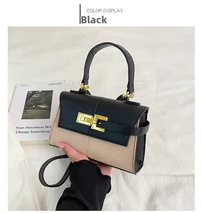 Détail du rabat en cuir noir et de la texture tissée kaki avec fermoir doré chic