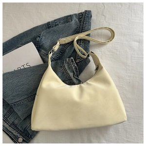 Détail du sac hobo crème avec bandoulière réglable et finition mate lisse