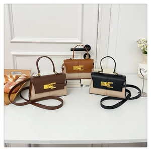 Détails des sacs vintage en PU et toile en finitions marron, caramel et noir pour femmes