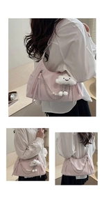 Detailansicht der rosa Schultertasche mit Silberkette, Perlen und Plüsch-Anhänger