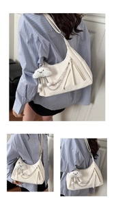 Detail der weißen Hobo-Tasche mit Perlenkette, Silbergliedern und Wolkenanhänger