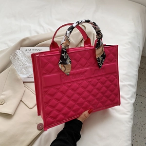 Détail du sac cabas matelassé rose avec gaufrage Forever Love et poignée en foulard