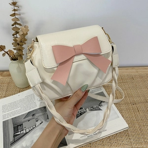 Sac bandoulière beige chic avec grand nœud rose et bandoulière tressée au style élégant
