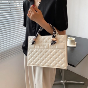 Grand sac cabas matelassé crème avec foulard décoratif et lettrage élégant gaufré