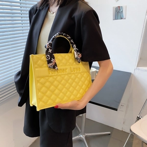 Grand sac cabas jaune matelassé tendance avec broderie Forever Love et foulard élégant