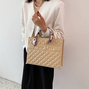 Grand sac cabas matelassé beige avec broderie Forever Love et foulard élégant