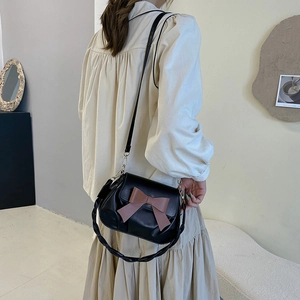Sac nuage plissé en cuir noir avec nœud marron et poignée torsadée élégante