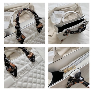 Détails du sac cabas matelassé blanc avec poignée en foulard de soie et logo embossé