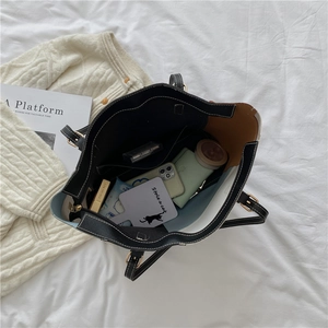 Vue de dessus du grand sac cabas montrant l'intérieur spacieux avec des objets du quotidien