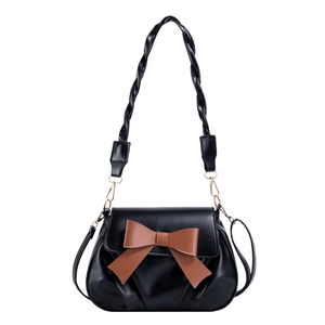 Sac nuage en cuir noir mat tendance avec nœud marron et poignée tressée sur fond blanc