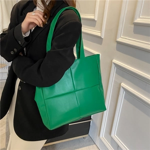 Women Large Capacity PU Leather Quilted Tote Bag Fashion Padded Shoulder Crossbody Bag For Autumn Winter Commute Daily Bag