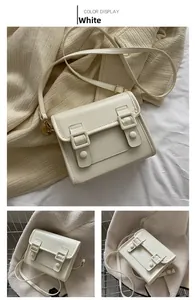 Vue détaillée du petit sac carré blanc crème avec doubles boucles et texture en cuir PU