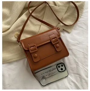 Sac bandoulière marron vintage en similicuir avec rabat et sangles décoratives