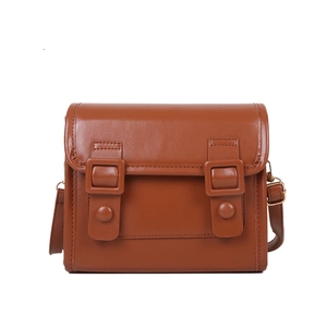 Sac à bandoulière classique en cuir marron pour femme avec boucle vintage de forme carrée