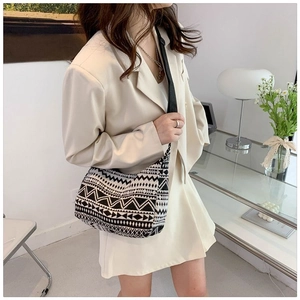 Détail du sac hobo en toile avec motifs ethniques géométriques noirs et blancs et large bandoulière