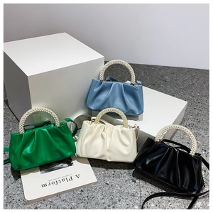 Détail de mini sacs nuage plissés avec poignées en perles en quatre couleurs et bandoulières