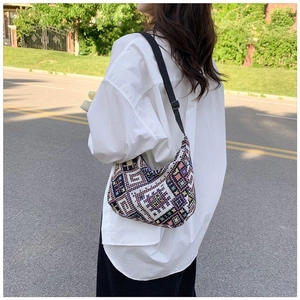 Détails rapprochés du motif ethnique tissé sur un grand sac cabas avec bandoulière