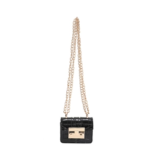 Mini sac bandoulière noir effet crocodile avec chaîne dorée et fermoir métallique