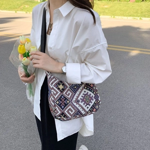 Sac fourre-tout en jacquard ethnique avec motifs géométriques et bandoulière noire